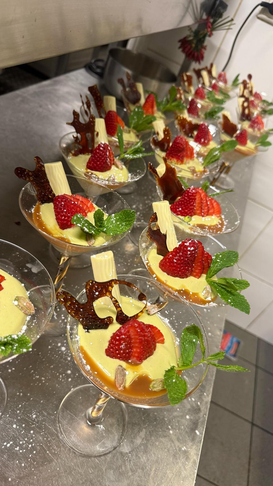 Dessertgläser mit Creme, Erdbeeren, Minze und Karamell