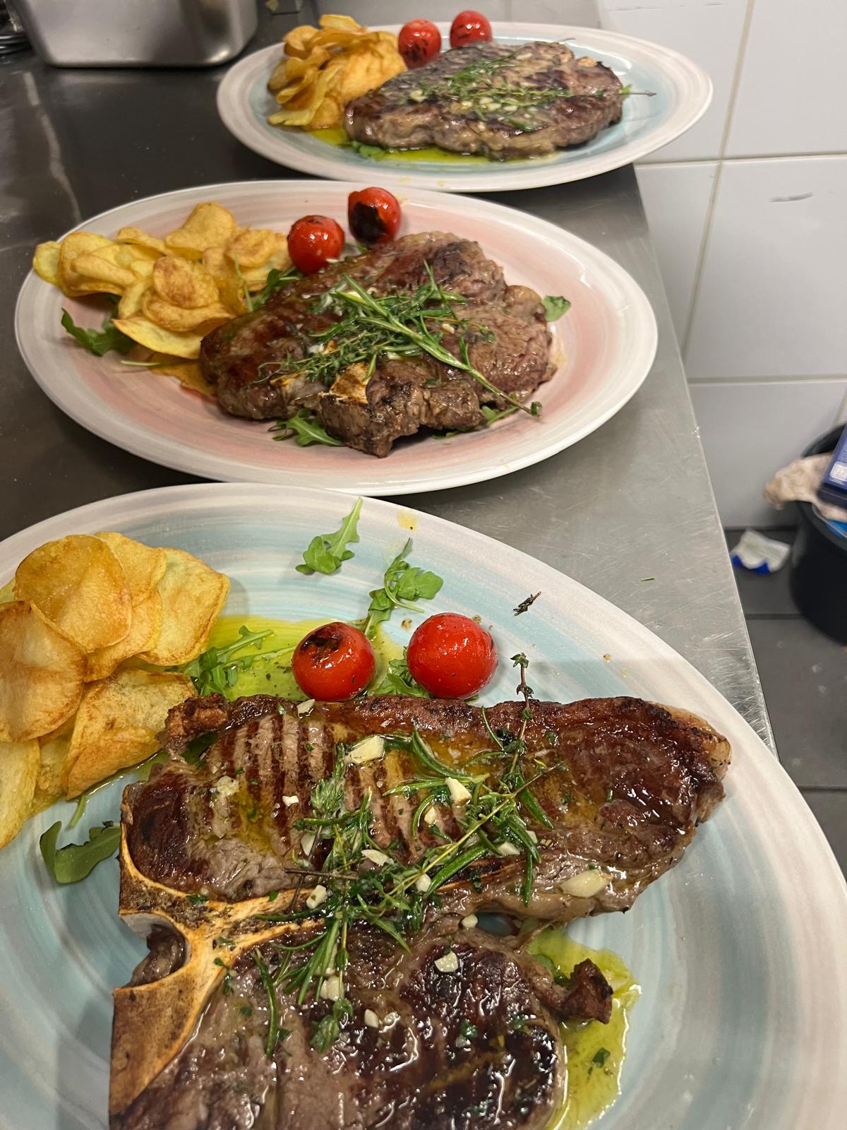 Bistecca alla Fiorentina mit Kartoffelchips und Kirschtomaten
