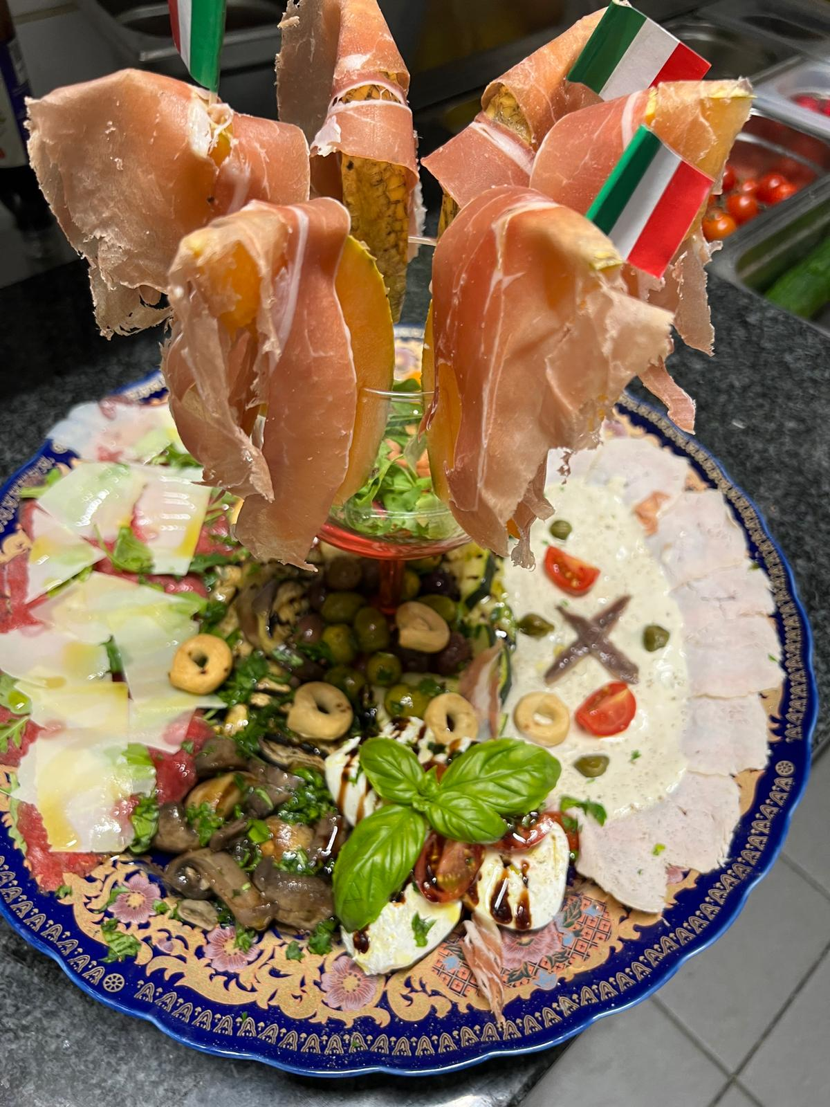 Antipasti-Platte mit italienischen Spezialitäten