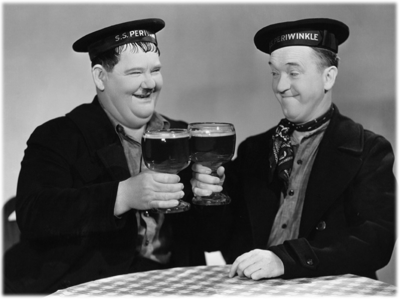 Nostalgisches Foto: Anstoßen mit Getränken